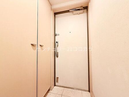 室内の写真はCGで家具を消して空室後のイメージを再現しています。収納力のあるシューズボックスにご家族の靴を片付け、いつもスッキリとした玄関回りを保てます。