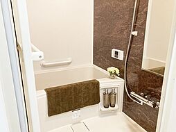 [風呂] 浴室乾燥機付きのバスルームです。雨の日でも洗濯物が干せます♪写真は施工例です