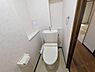 トイレ：窓付き温水洗浄便座付きのトイレです！
