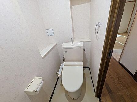 窓付き温水洗浄便座付きのトイレです!