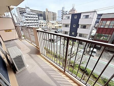日当たりのいいバルコニー。お布団やシーツなども干しやすそうです。