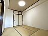 和室：和室6帖。リビングに隣接し開放的にお使いいただけます。