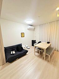 白を基調とした清潔感ある内装のリビング。床暖房・エアコン付で快適に過ごせます♪