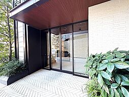 落ち着きある洗練された雰囲気のエントランス。植栽が綺麗に手入れされており、大変綺麗です。レンタサイクル6時間無料のため、お買物の際にも便利！
