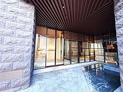 ラグジュアリーな雰囲気の広々としたエントランス。住まう人やゲストをお迎えするに相応しい空間です。