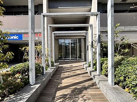植栽が綺麗に手入れされ、清掃・管理が行き届いています。