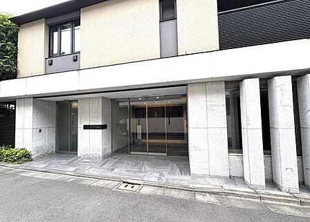 石造りで風格あるエントランス。清掃が行き届き管理体制良好！オートロック付で安心のセキュリティ！
