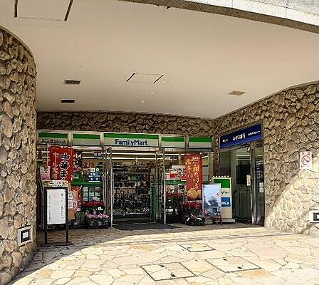 ファミリーマート参宮橋駅前店まで28m