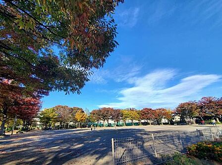 落合中央公園まで1400m