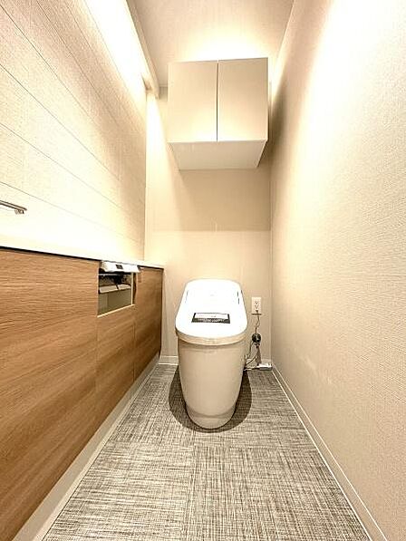 ゆとりある広さのトイレルーム。スタイリッシュなタンクレストイレで、すっきりと使いやすくお掃除しやすい快適なトイレ空間。温水洗浄便座・手洗い場付!