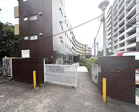 広々としたエントランス。スロープ付で移動も楽々♪清掃が行き届き管理体制良好!