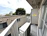 バルコニー：南東向きで彩光良好なバルコニー。緑と調和する街並みが望めます。