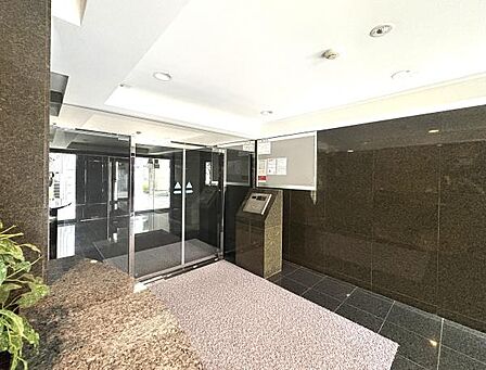 大理石貼りが高級感あるエントランス。