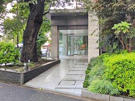 豊かな植栽がエントランスまわりを彩り、住まう人やゲストを癒します。管理体制良好!