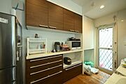 ■現地撮影写真■カップボードやキッチン背面にも収納があります！
