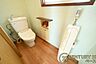 トイレ：■現地撮影写真■トイレには男性用のストール小便器も。手洗いもトイレ内にございます！