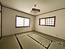 和室：2階の和室は8帖。白を基調としたお部屋です。