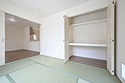 ■現地撮影写真■リビング隣接タイプの和室です！布団なども入る大容量の収納を完備！