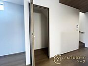 ■現地撮影写真■リビングにはあるとうれしい収納付き！