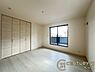 寝室：■現地撮影写真■開放感のある広々した主寝室！他に洋室が2部屋ございます！