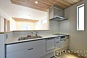 ■現地撮影写真■収納力と使いやすさを追求したシステムキッチンです！食洗機付きで毎日の洗い物も楽々！