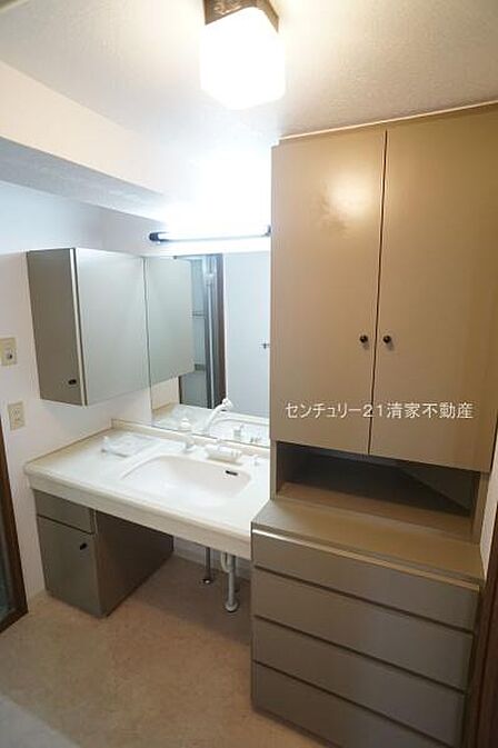 ワイドな鏡を備えた洗面化粧台(2024年03月撮影)