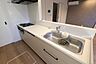 キッチン：1号棟：家族との会話が弾む対面式キッチン！(2026年10月撮影)