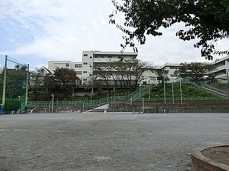 横浜市立屏風浦小学校まで186m、徒歩約2分です。学校教育目標「学び合い　笑顔かがやく　屏風の子」