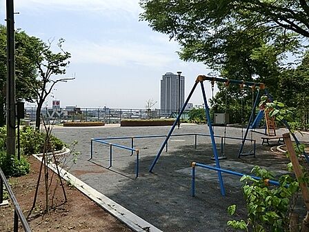 中原第二公園まで660m、徒歩約8分です。住宅街の比較的広めな公園です。公園の設備には水飲み・手洗い場があります。