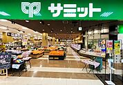 サミットストア新川崎店まで739m、徒歩約10分です。