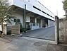 周辺：横浜市立岩崎中学校まで1470m、社会に尽くせる人になるために、やさしい心・確かな学力・自主自律の精神の三つを重点取り組み分野として掲げています。