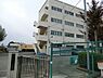 周辺：横浜市立小菅ケ谷小学校まで799m、徒歩約8分です。学校教育目標は「思いやりの心をもち、自分らしさを発揮して　ねばり強く最後まで取り組む子」です。