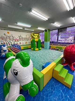 カラフルな遊具...