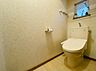 トイレ：1階と2階の2箇所にトイレを完備しています。朝の忙しい時間帯の混雑を緩和できるほか、夜間に階段を上り下りする必要がなく、ご家族皆様が快適に安心して暮らせる設計です。