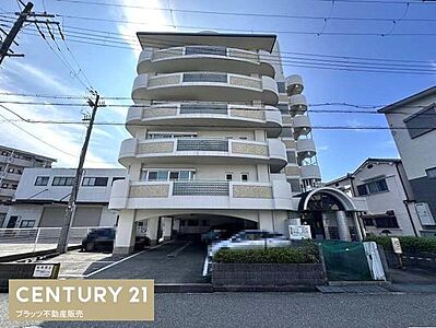 外観：JR東海道本線尼崎駅まで徒歩21分の立地。6階建ての6階部分となっております。お部屋は47.45平米ございます。