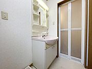 ゆとりの洗面スペースで朝の身支度も快適スムーズに！