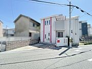 低層の一戸建てを中心とした街並みが整然と続き、周辺は高い建物が建っていないので、採光や開放性に恵まれる環境です。