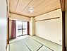 和室：大きな窓からたっぷりの日差しが降り注ぐ明るい室内です。
