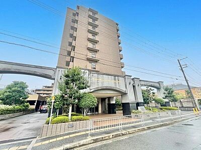 外観：JR阪和線「上野芝」駅が徒歩2分。通勤にも外出にもアクセス良好。家族でおでかけすることも増えそうですね♪