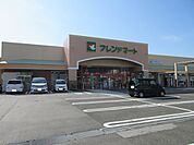 平和堂フレンドマート浅井店まで1133m、食料品、日用品のお店。クリーニング店や百円均一のお店ございます。