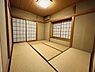 和室：和の趣を感じる畳敷きの和室。木製の建具や天井が落ち着いた雰囲気をつくり、ゆっくりとくつろげる空間です。襖を開け放せば隣室との一体感も生まれ、広々と利用できます。