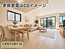 リビング/ダイニング：木目調の勾配天井がおしゃれな明るいLDKは、大きな掃き出し窓からたっぷり陽光が差し込み、庭の緑を眺めながら家族みんなで開放的なくつろぎの時間を過ごせる空間です！