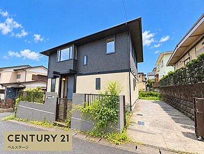 外観:ブラック×アイボリーの落ち着いた配色が目を引く、スタイリッシュな外観。すっきりとしたデザインに加え、建物横には駐車スペースも確保。実際に現地で建物の雰囲気をご覧ください。 外観:ブラック×アイボリーの落ち着いた配色が目を引く、スタイリッシュな外観。すっきりとしたデザインに加え、建物横には駐車スペースも確保。実際に現地で建物の雰囲気をご覧ください。