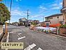 その他：青空の下に広がる、すっきりとした街並み。ゆとりのある前面道路から住まいまでの動線も確認でき、実際に暮らしたときの街の雰囲気や周辺環境をイメージできます。ぜひ現地で、この開放感を体感してください。