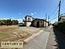 その他：敷地前から道路の様子や周辺の街並みを確認できる現地写真です。道路沿いの状況や隣接する敷地との位置関係も分かりやすく、物件周辺の環境を事前にチェックする際の参考になります。