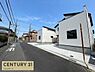 その他：建物から道路沿いの街並みまで見渡せる現地写真。周辺には戸建住宅が並ぶ落ち着いた住環境が広がっています。毎日の暮らしをイメージしながら、周辺の雰囲気や道路状況を現地でご確認ください。