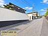 その他：物件前から続く道路と周辺の街並みを確認できる一枚です。住宅や緑が点在する落ち着いた環境で、実際に現地を訪れることで周辺の雰囲気や道路状況もしっかり確認できます。暮らしのイメージを膨らませられます。