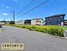 その他：見通しの良い広々道路に面した、開放感あふれる好立地です！落ち着いた綺麗な街並みは子育て世帯にも安心！陽光と心地よい風を感じながら、理想のマイホームで笑顔いっぱいの新生活をスタートさせましょう！