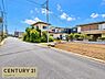 その他：落ち着いた住宅街に面した前面道路は、周辺の街並みに馴染んだ穏やかな住環境。車の出入りもしやすく、毎日の通勤やお買い物など、日々の暮らしを快適にサポートしてくれます。住宅街ならではの安心感も魅力です。