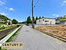 その他：落ち着いた住宅街に面した前面道路は、周辺の街並みに馴染んだ穏やかな住環境。車の出入りもしやすく、毎日の通勤やお買い物など、日々の暮らしを快適にサポートしてくれます。住宅街ならではの安心感も魅力です。